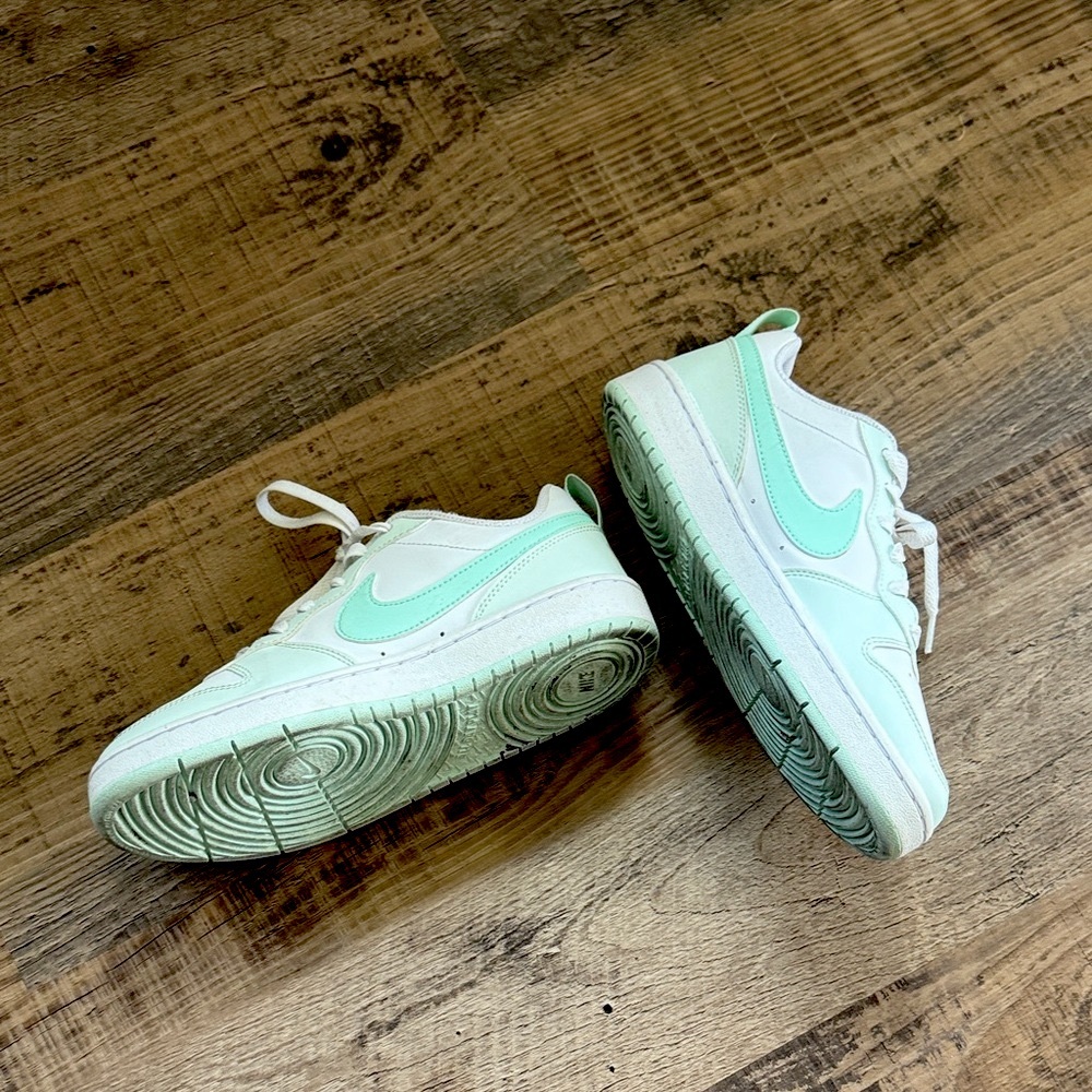 Nike Kids Low Sneakers in Mint and White Size 5 Big Kids - Picture 7 of 14